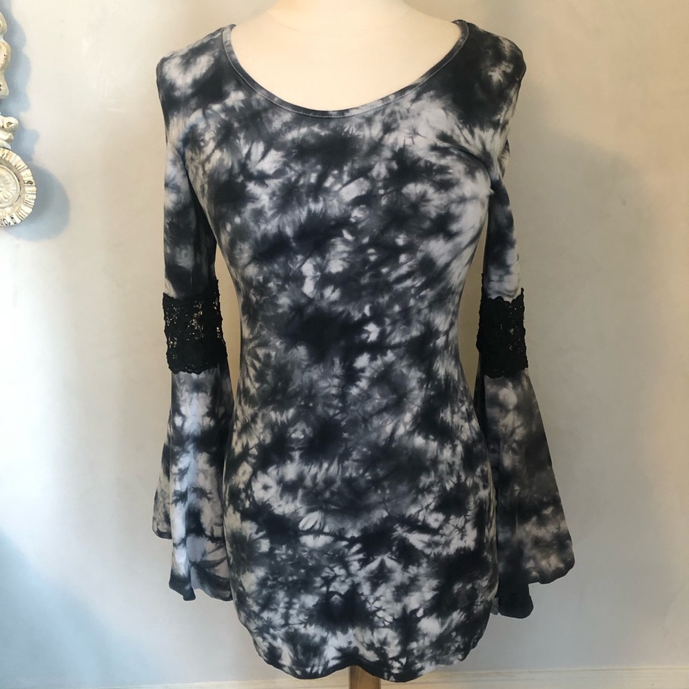 Haoduoyi Gray & Black Tie Die fitted tunic top w/bell sleeves lace Size Medium